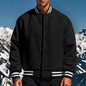Détail d'un blouson teddy noir en polaire avec bords-côtes rayés blancs et pressions.