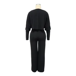 Rückansicht eines schwarzen gerippten Jumpsuit-Sets mit strukturiertem Stoff und Fledermausärmeln