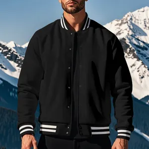 Détail de la veste de baseball rétro noire avec bord-côte rayé et boutons-pression