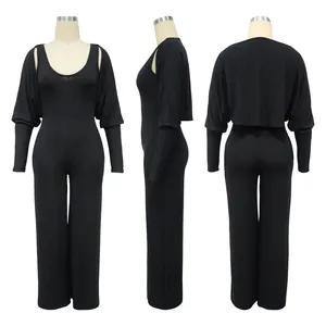 Detailansicht des schwarzen Ripp-Jumpsuits mit passendem kurzem Bolero-Oberteil.