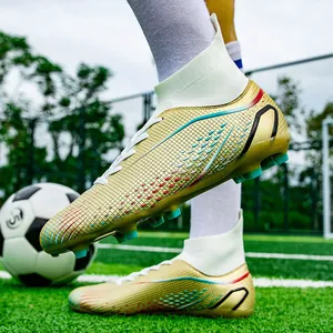 Professionelle goldene High-Top Fußballschuhe mit Nocken auf einem grünen Rasenplatz
