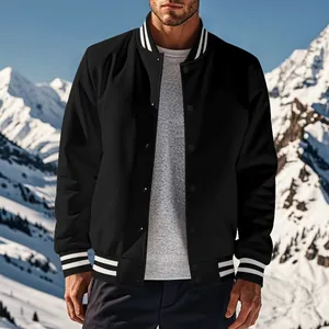Veste de baseball rétro noire doublée en polaire pour homme dans un décor de montagne