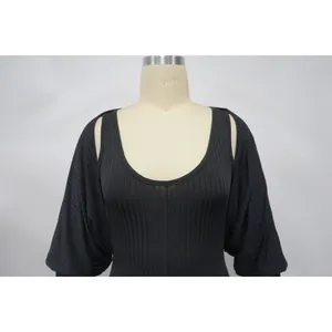 Detailansicht des schwarzen, gerippten Sets aus Bolero und Jumpsuit