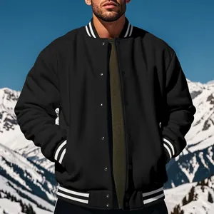 Gros plan d'un blouson teddy noir vintage pour homme avec des détails de bords-côtes rayés.