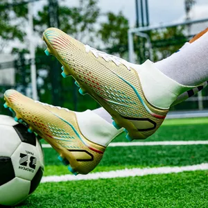 Detaillierte Seitenansicht goldener High-Top-Fußballschuhe auf einem grünen Rasen