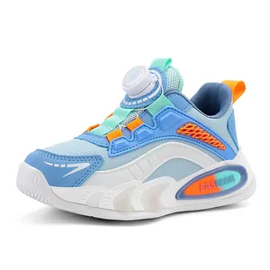Zapatillas deportivas azul claro para niños con malla transpirable y cierre de dial giratorio.