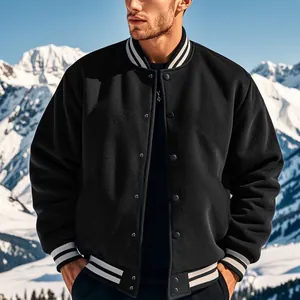 Veste de baseball vintage noire pour homme avec col montant et bords rayés à la montagne.