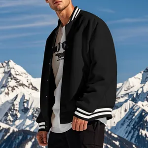 Détail d'un blouson teddy noir vintage pour homme avec col et poignets rayés blancs.