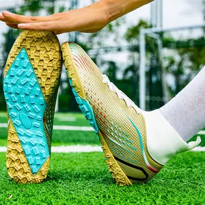 Detailansicht goldener High-Top-Fußballschuhe mit Multinoppen-Turf-Sohle