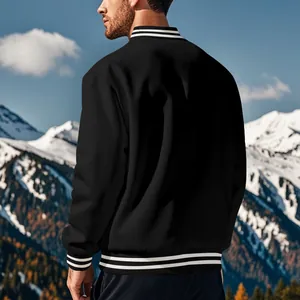 Vue arrière d'une veste de baseball vintage américaine noire avec poignets rayés en montagne