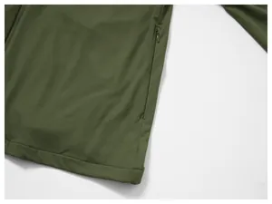 Detail van een olijfgroen sportjack voor heren met hoogwaardige zak met ritssluiting