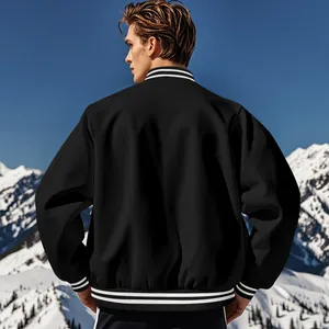 Vue arrière d'une veste de baseball rétro américaine noire pour homme avec rayures blanches