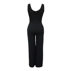 Rückansicht eines eleganten schwarzen, gerippten ärmellosen Jumpsuits mit weitem Bein