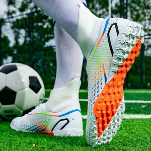 Detailansicht weißer hoher Fußballschuhe mit Regenbogen-Akzenten und griffiger Kunstrasen-Sohle