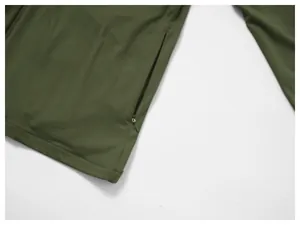 Detail van de verborgen ritszak aan de zijkant van het olijfgroene sportjack heren