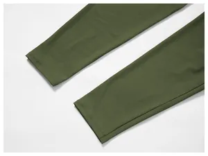 Detailopname van de manchetten en stiksels van een olijfgroen heren sportjack.