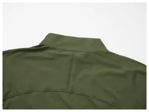 Detailopname van de stiksels van een olijfgroen heren sportjack met opstaande kraag