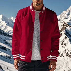 Veste varsity en polaire rouge avec col rayé blanc sur fond de montagne enneigée.