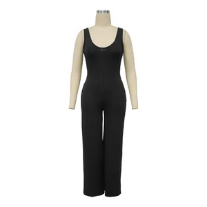 Eng anliegender schwarzer gerippter Jumpsuit mit ärmellosem U-Ausschnitt auf Schaufensterpuppe