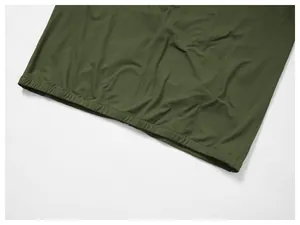 Macro-opname van het elastische zoomdetail van een olijfgroen heren sportshirt
