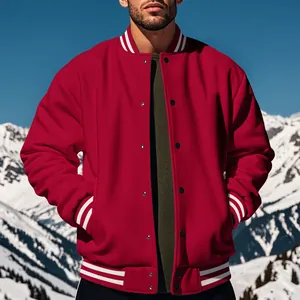 Détail du blouson vintage rouge avec col montant et bordures rayées sur fond de neige.