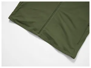 Detailweergave van legergroen sportjack voor heren met rits en nette onderzoom