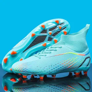 Professionelle hellblaue High-Top-Fußballschuhe mit orangen langen Stollen für draußen