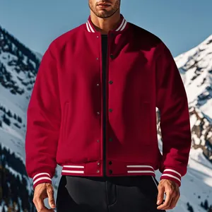 Veste de baseball vintage rouge pour homme avec bordures rayées dans les montagnes enneigées