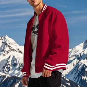 Veste de baseball vintage en polaire rouge pour homme sur fond de montagnes enneigées
