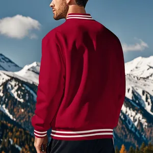 Vue arrière d'une veste de baseball vintage rouge dans un décor de montagne enneigée