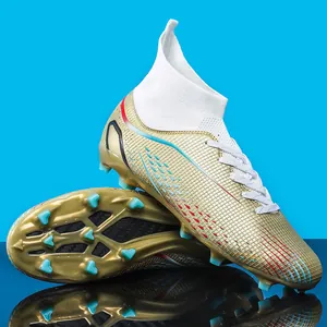 Professionelle goldene High-Top-Fußballschuhe mit weißem Strickkragen und blauen Stollen.