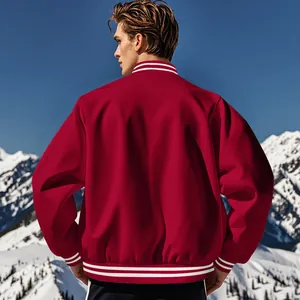 Vue arrière d'un blouson teddy rouge avec rayures blanches sur fond de montagne