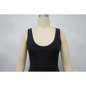 Detailaufnahme der Textur des schwarzen, gerippten, ärmellosen Tanktops mit Rundhalsausschnitt
