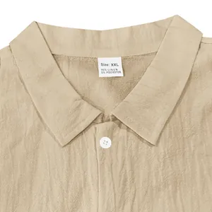 Vue détaillée du col de chemise en lin pour homme avec étiquette de taille XXL