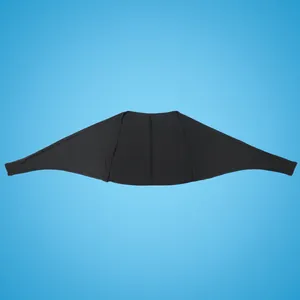 Nahaufnahme des schwarzen, gerippten Langarm-Boleros mit elastischer Stoffstruktur.