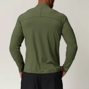 Achteraanzicht van een olijfgroen sportjack voor heren met opstaande kraag voor fitness.