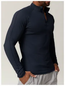Détail d'un t-shirt de sport à manches longues pour homme bleu marine avec quart de zip