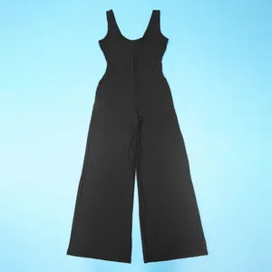 Detailansicht eines schwarzen gerippten ärmellosen Jumpsuits mit weitem Bein