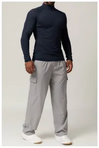Photo de studio complète d'un t-shirt de sport à manches longues pour homme bleu marine