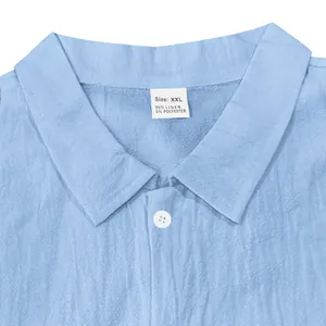 Gros plan d'un col de chemise en lin bleu avec étiquette de taille XXL.