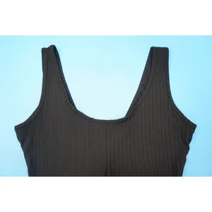 Detailansicht des elastischen Rippstoffs und des U-Ausschnitts an diesem Damen-Body