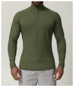 Détail d'un haut de sport à glissière quart de couleur vert olive pour hommes
