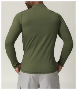Vue arrière détaillée du t-shirt de sport à manches longues vert olive pour hommes