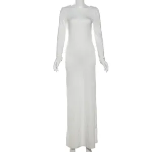 Vue de face élégante d'une robe longue blanche à manches longues et coupe ajustée sur un mannequin