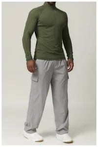 Vue détaillée d'un t-shirt de sport vert olive à manches longues pour homme avec zip 1/4.