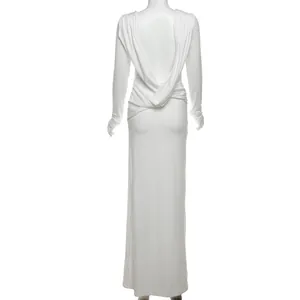 Vue arrière détaillée d'une robe longue blanche à manches longues et dos nu élégante