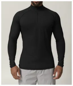 Gros plan sur un haut de sport noir à séchage rapide pour hommes avec détail demi-zip