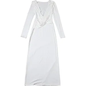 Vue détaillée du design drapé dos nu sophistiqué sur cette robe longue blanche.