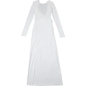 Vue complète d'une robe longue élégante blanche à manches longues et dos nu pour les soirées