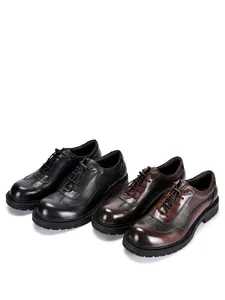Primo piano di scarpe derby da uomo in pelle pregiata nei colori nero e marrone.